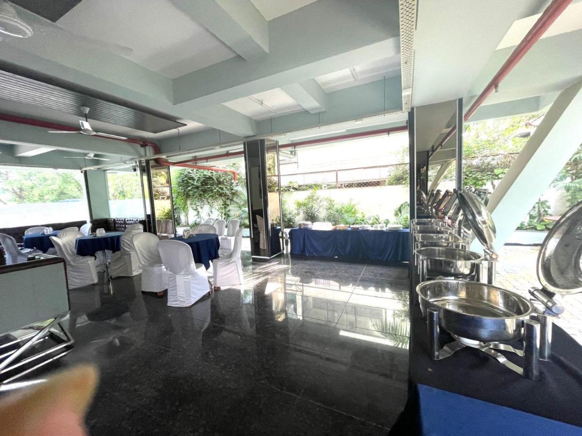 Hotel Airport Kk Нагпур Екстериор снимка